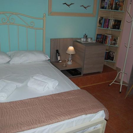 Luxury Traditional Room The Small Bookstore Kastro-Kyllini Bagian luar foto