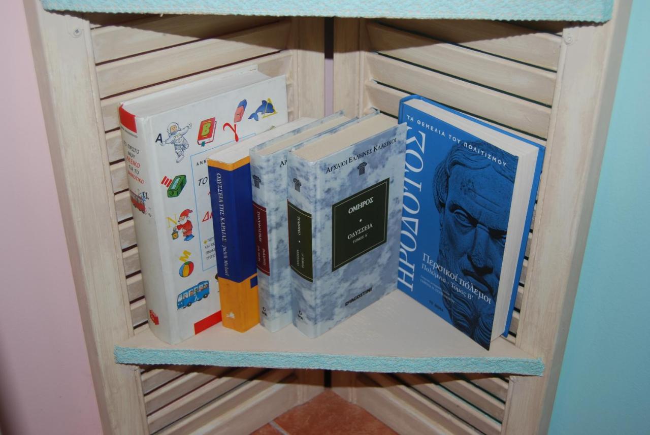 Luxury Traditional Room The Small Bookstore Kastro-Kyllini Bagian luar foto