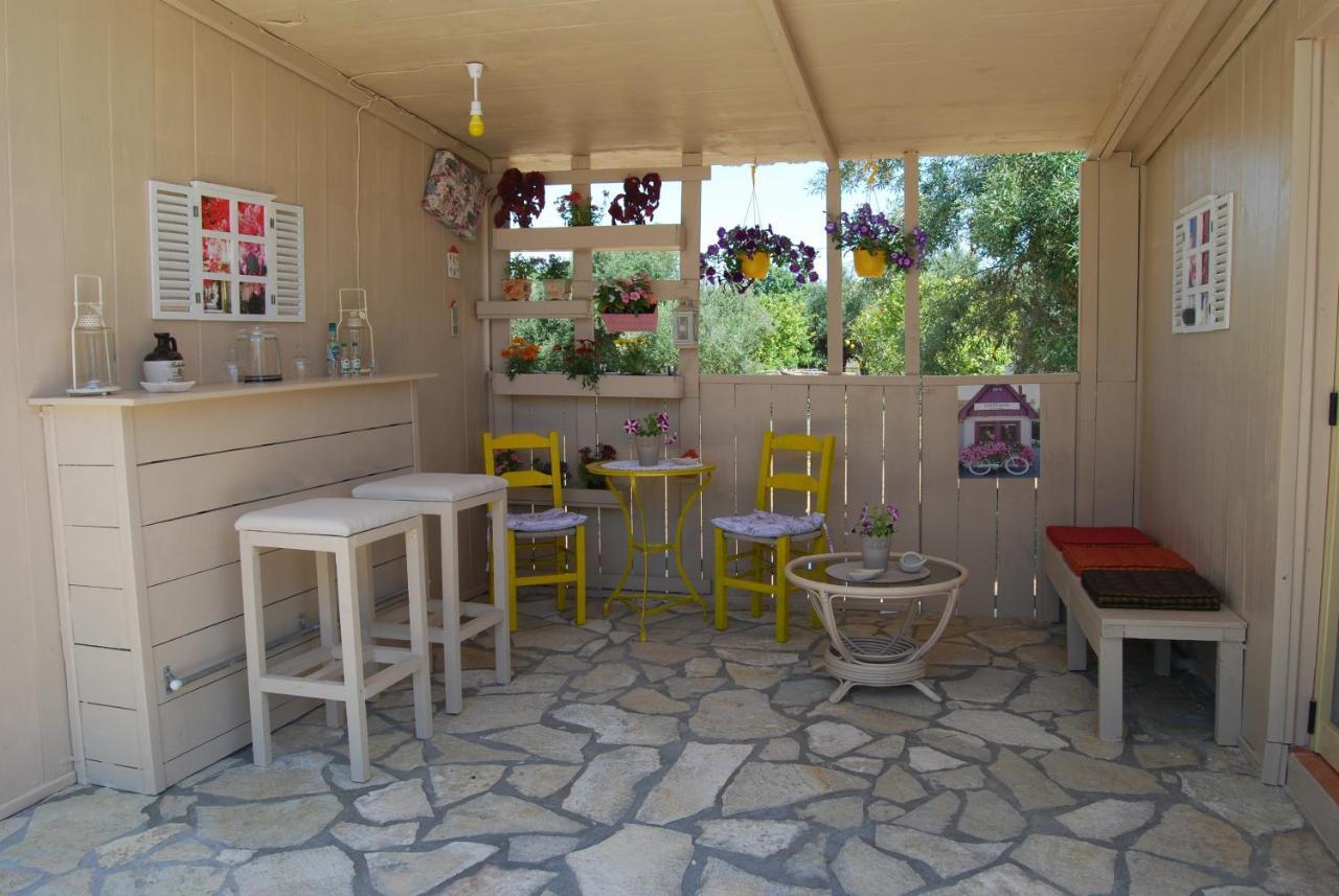 Luxury Traditional Room The Small Bookstore Kastro-Kyllini Bagian luar foto