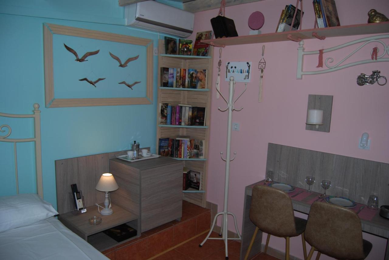 Luxury Traditional Room The Small Bookstore Kastro-Kyllini Bagian luar foto