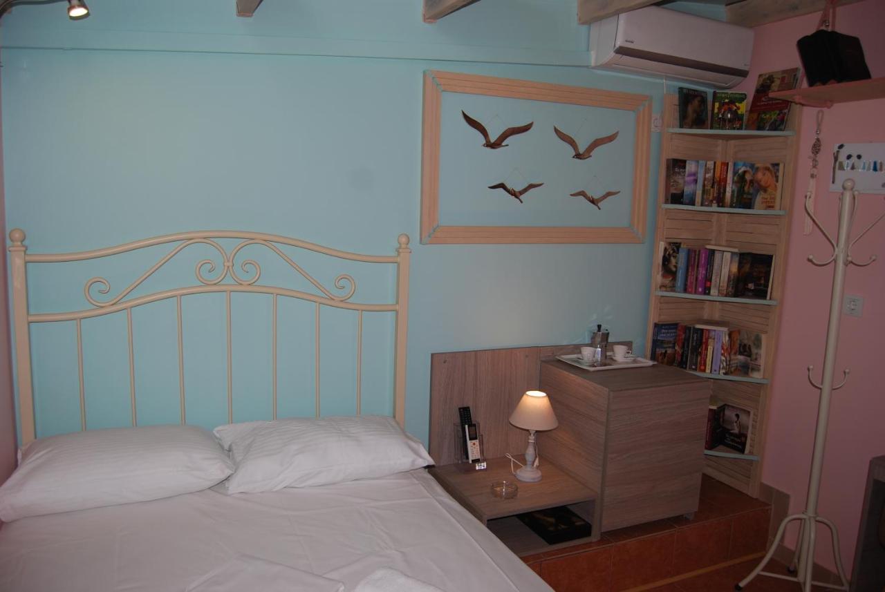 Luxury Traditional Room The Small Bookstore Kastro-Kyllini Bagian luar foto