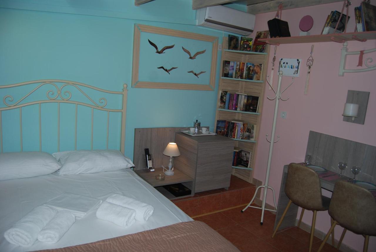 Luxury Traditional Room The Small Bookstore Kastro-Kyllini Bagian luar foto