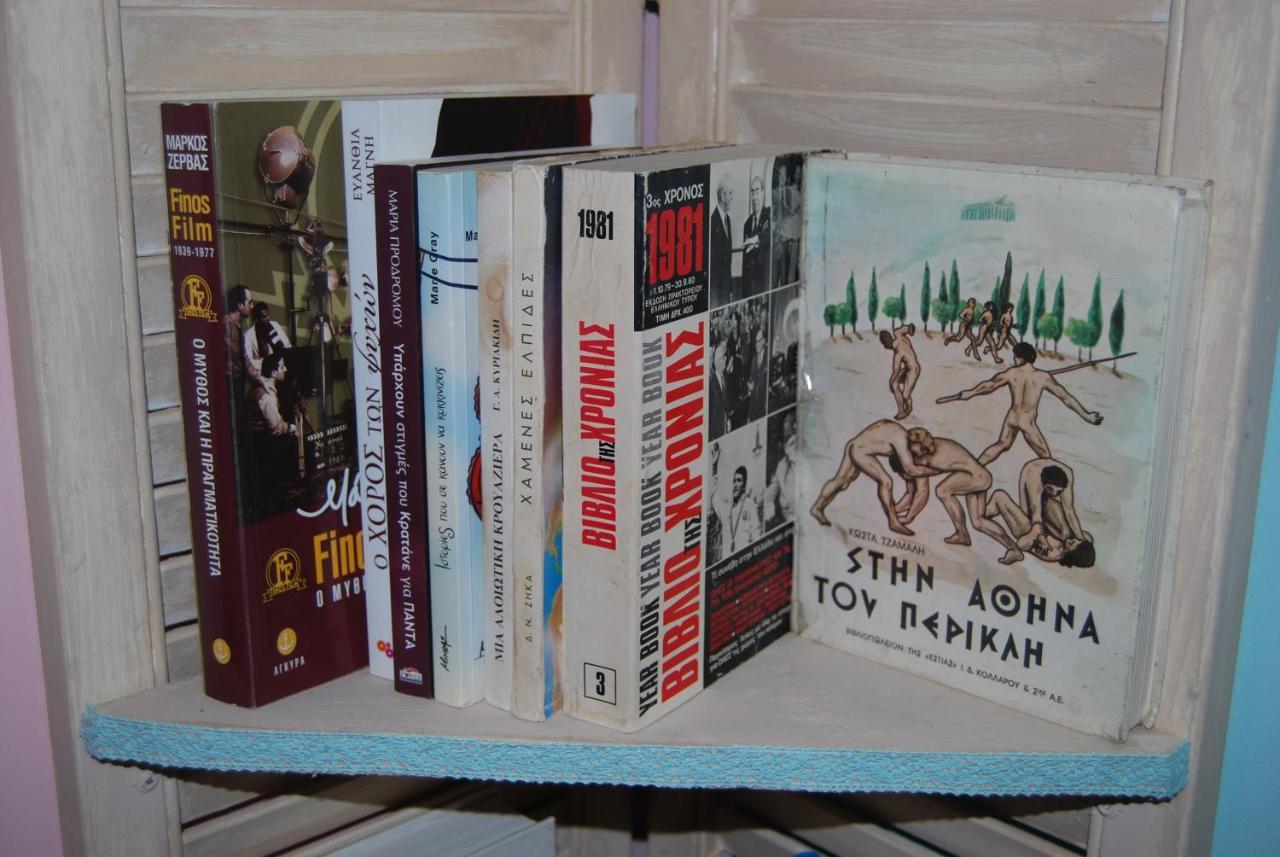 Luxury Traditional Room The Small Bookstore Kastro-Kyllini Bagian luar foto