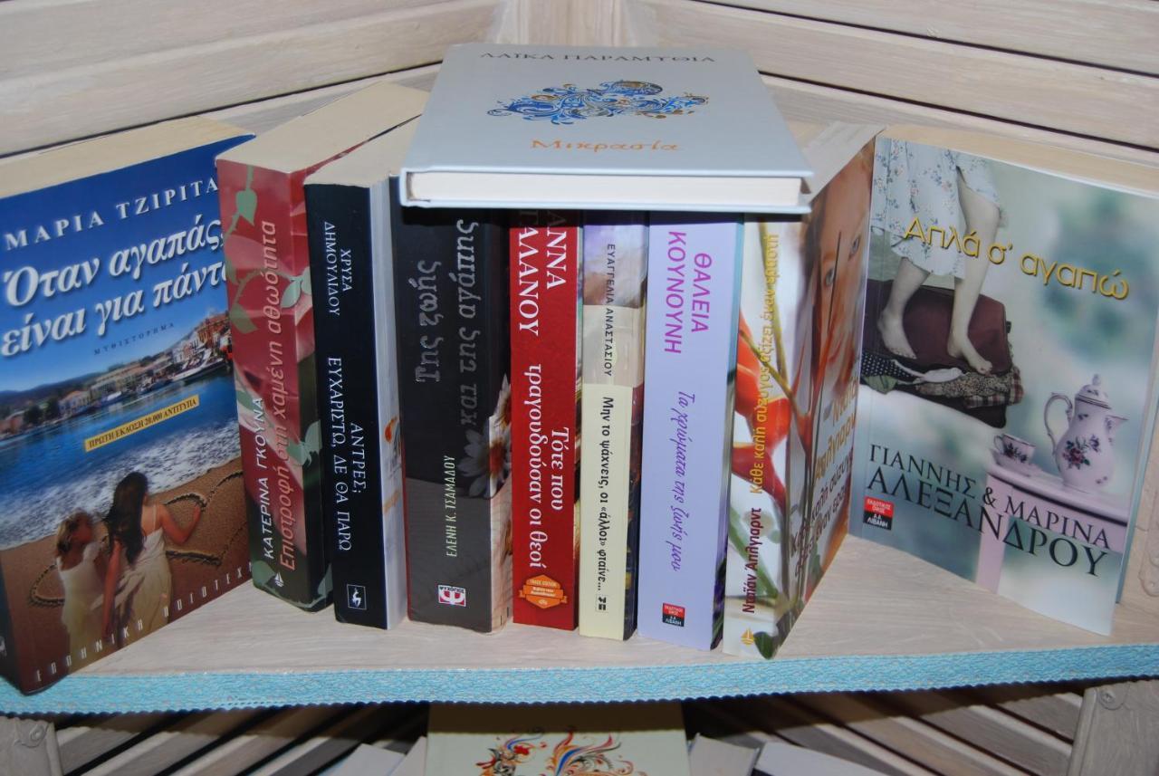 Luxury Traditional Room The Small Bookstore Kastro-Kyllini Bagian luar foto