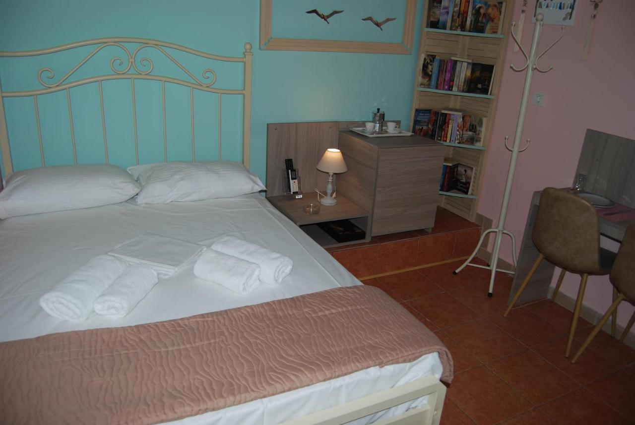 Luxury Traditional Room The Small Bookstore Kastro-Kyllini Bagian luar foto