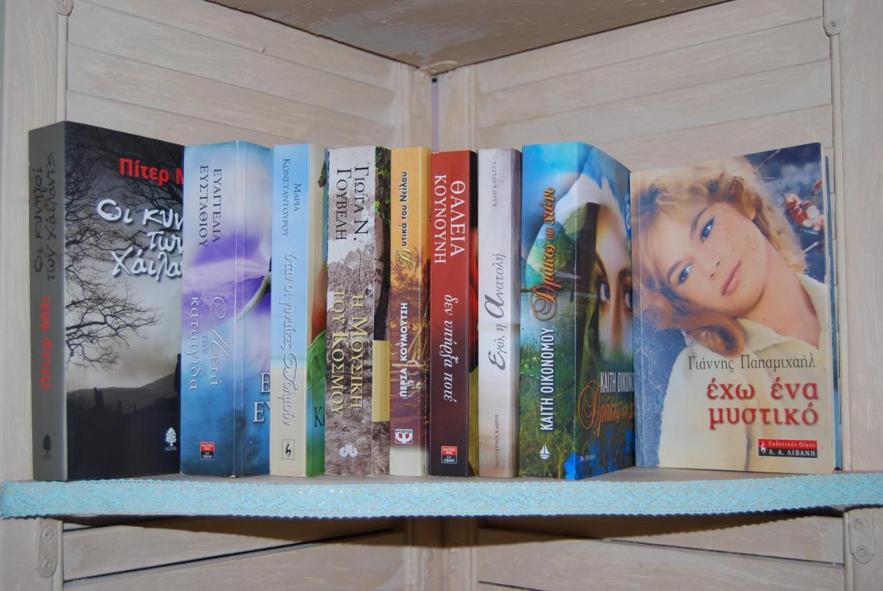 Luxury Traditional Room The Small Bookstore Kastro-Kyllini Bagian luar foto